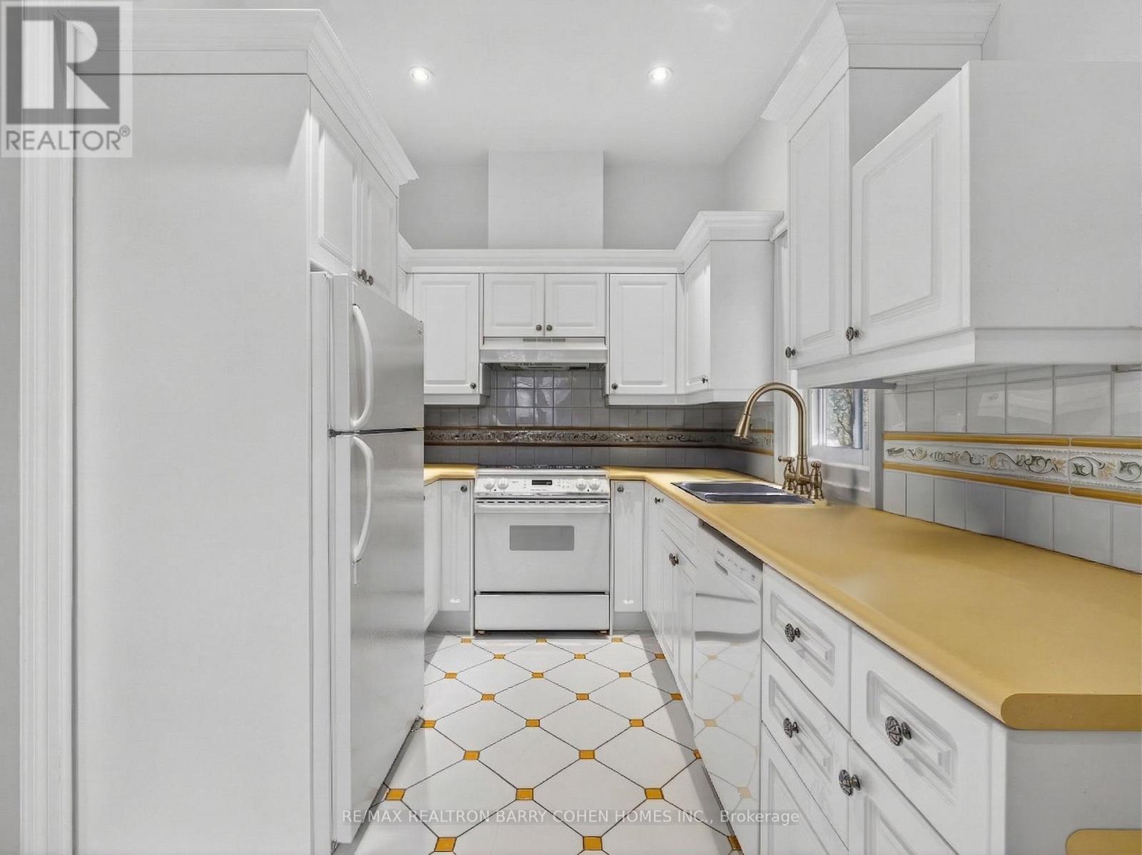 17 Bayview Ridge, Toronto, Ontario  M2L 1E3 - Photo 30 - C12992854