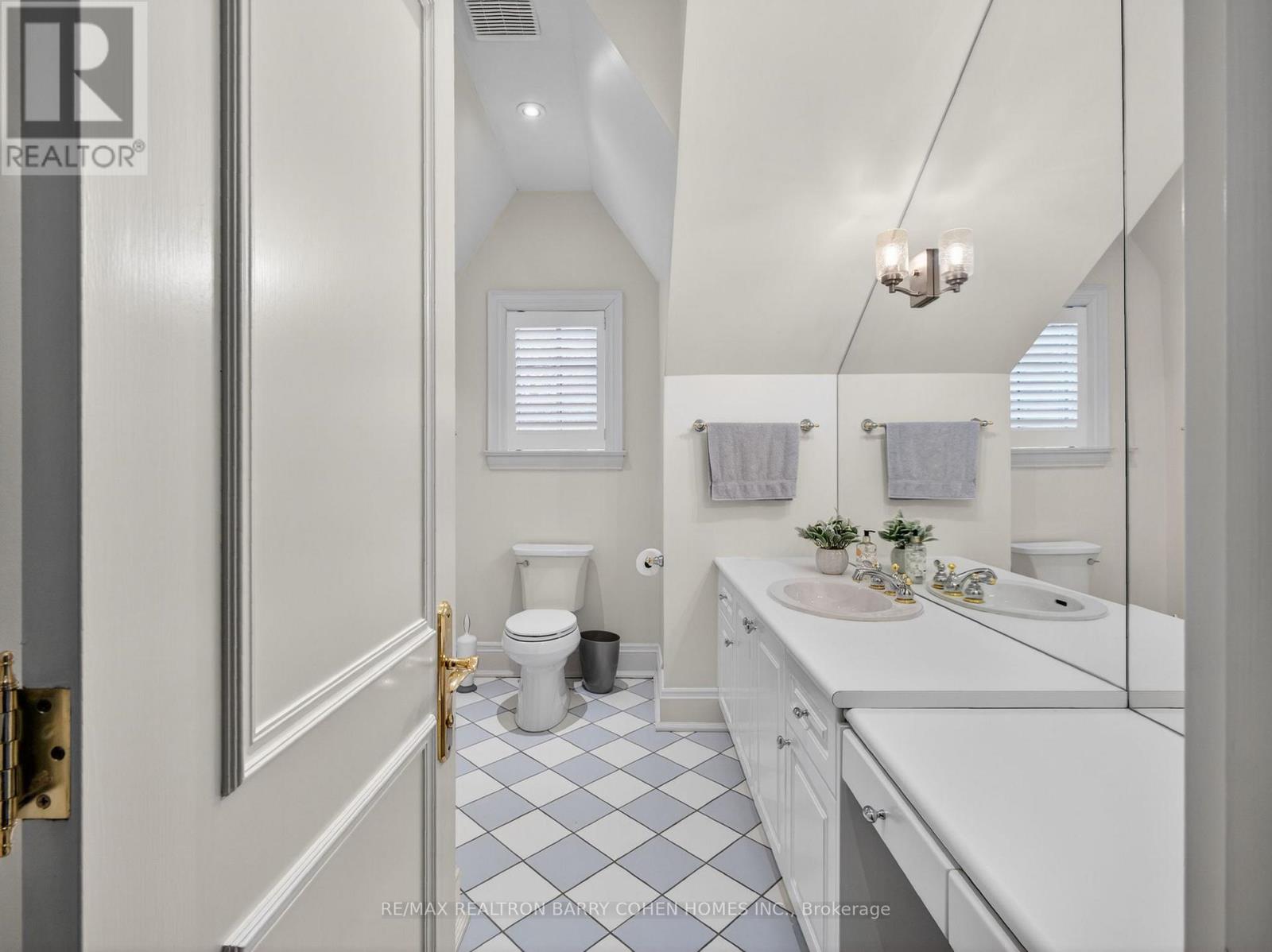 17 Bayview Ridge, Toronto, Ontario  M2L 1E3 - Photo 32 - C12992854