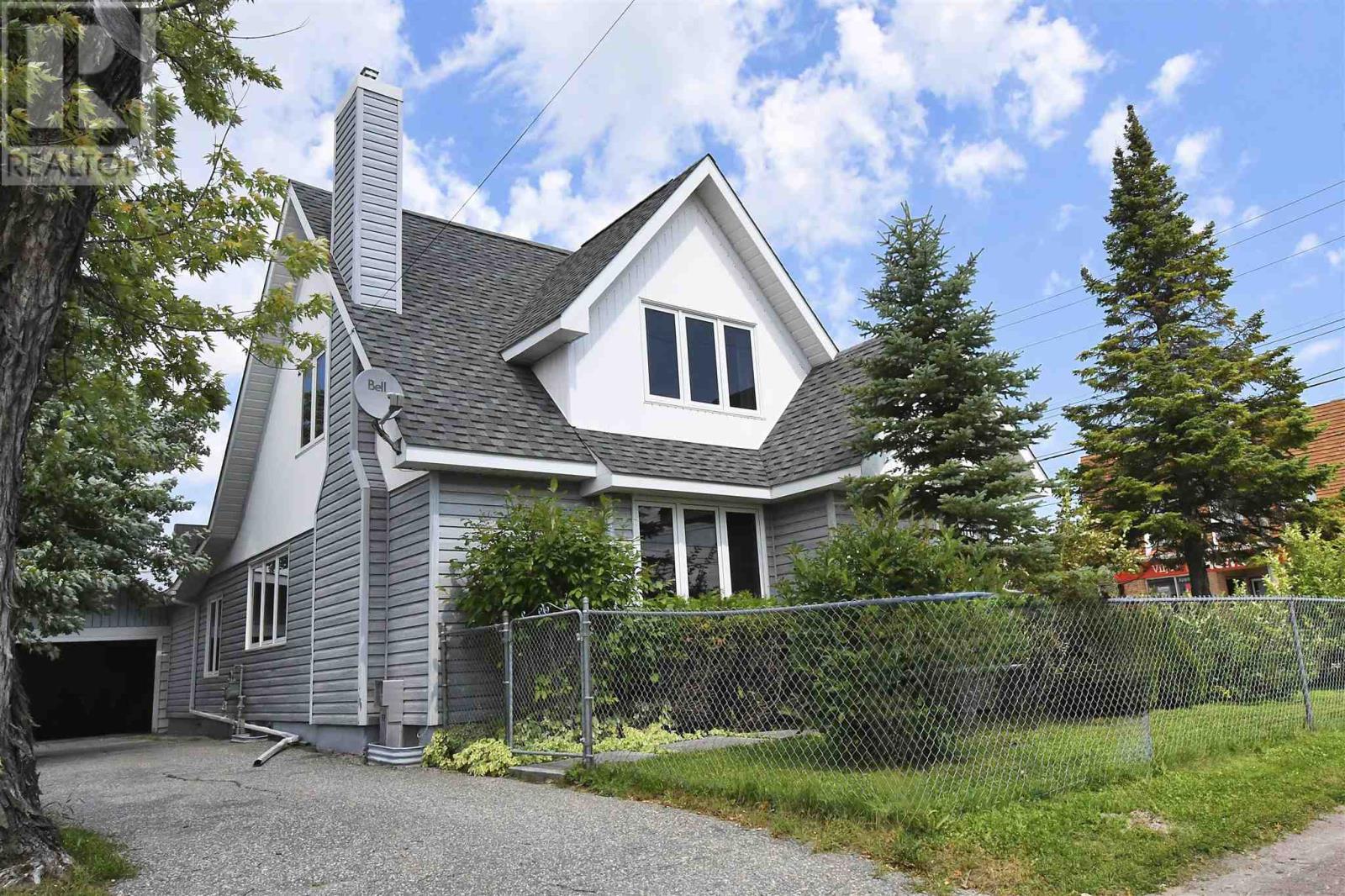 900 Prince St, Hearst, Ontario  P0L 1N0 - Photo 2 - SM260125