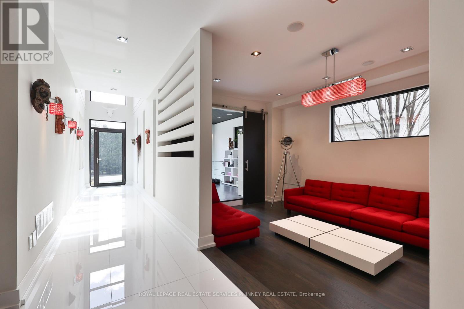 647 Montbeck Crescent, Mississauga, Ontario  L5G 1P1 - Photo 2 - W12992850