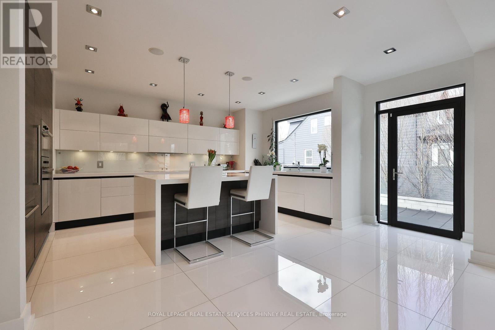 647 Montbeck Crescent, Mississauga, Ontario  L5G 1P1 - Photo 9 - W12992850