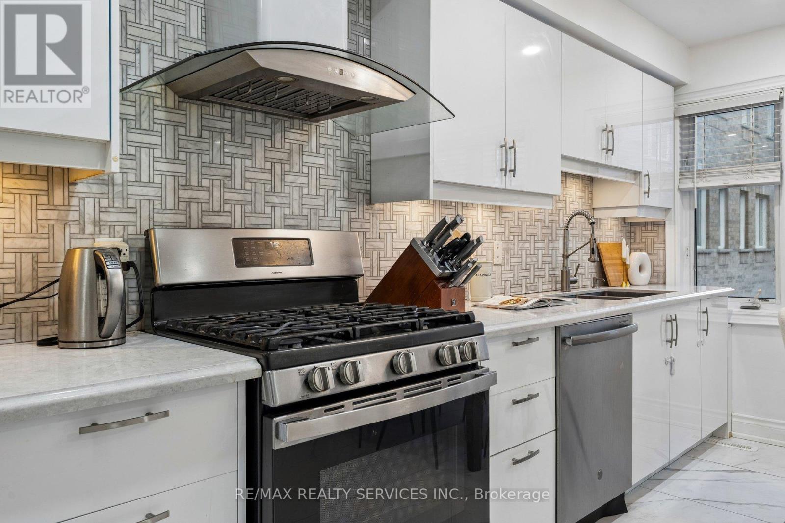 131 Charlton Settlement Avenue, Toronto, Ontario  M6M 5L5 - Photo 15 - W12992286