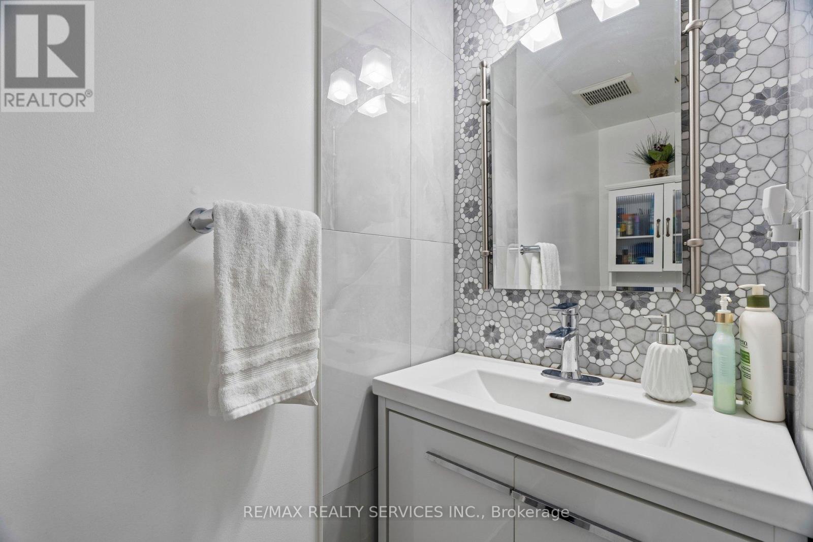 131 Charlton Settlement Avenue, Toronto, Ontario  M6M 5L5 - Photo 19 - W12992286