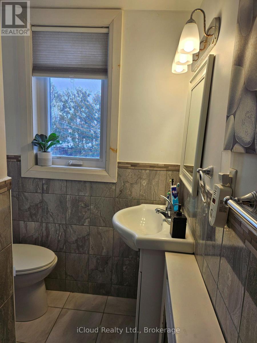 104 Mcroberts Avenue, Toronto, Ontario  M6E 4P5 - Photo 14 - W12719338