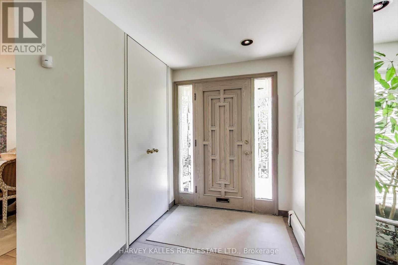 103 Vesta Drive, Toronto, Ontario M5P 2Z8 - Photo 4 - C12993056