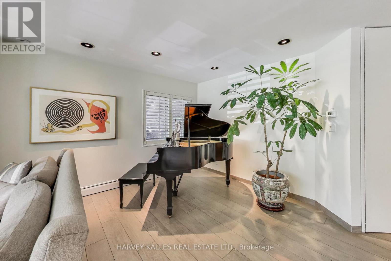 103 Vesta Drive, Toronto, Ontario M5P 2Z8 - Photo 9 - C12993056