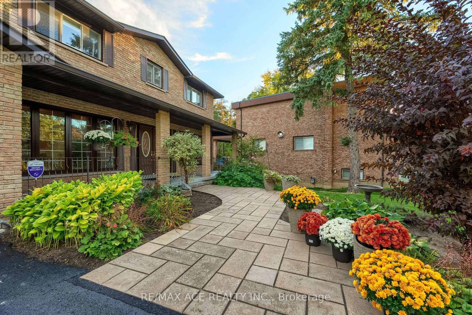 17 Black Willow Court, Richmond Hill, Ontario  L4E 2M7 - Photo 2 - N12993092