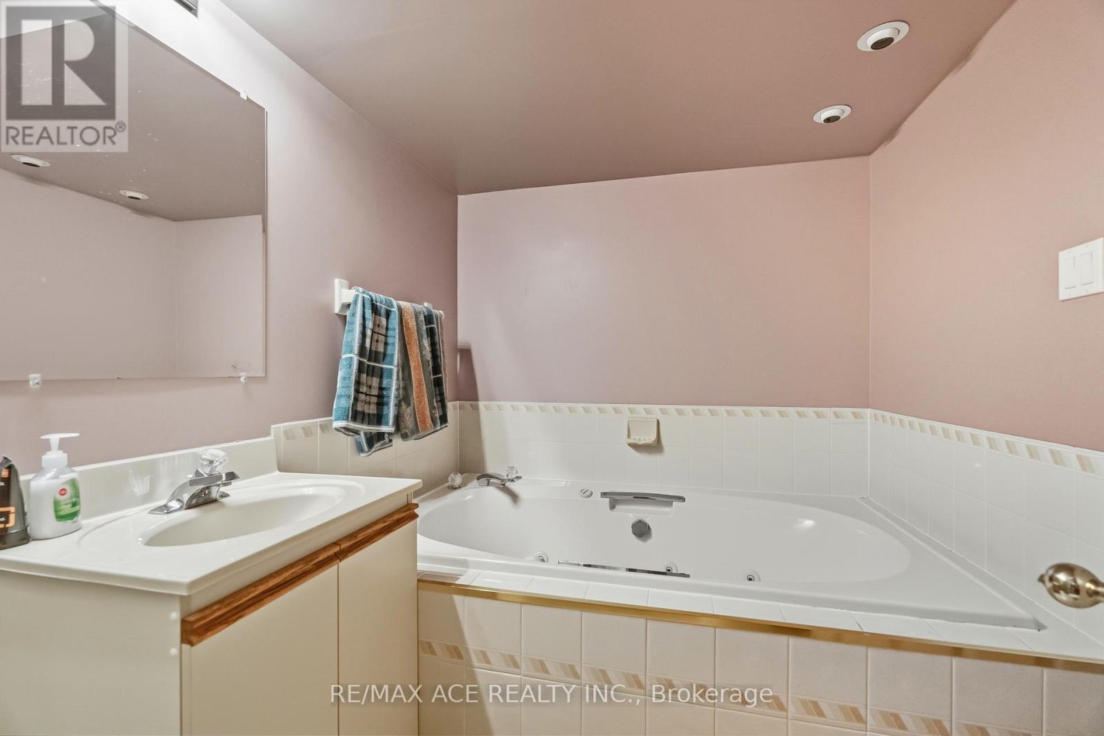 17 Black Willow Court, Richmond Hill, Ontario  L4E 2M7 - Photo 42 - N12993092