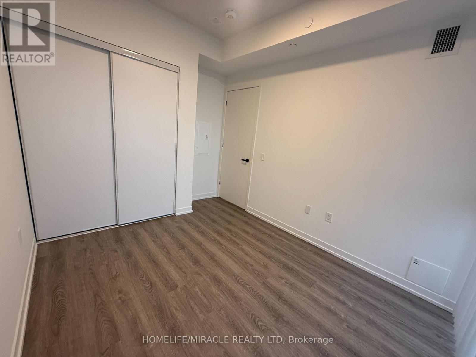 2005 - 8 Interchange Way, Vaughan, Ontario  L4K 0P8 - Photo 13 - N12993146