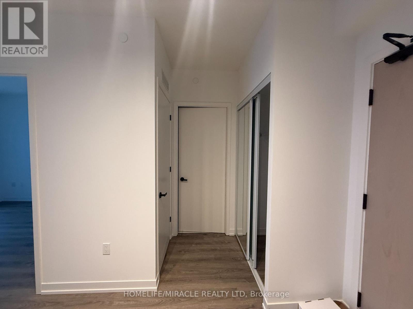 2005 - 8 Interchange Way, Vaughan, Ontario  L4K 0P8 - Photo 3 - N12993146