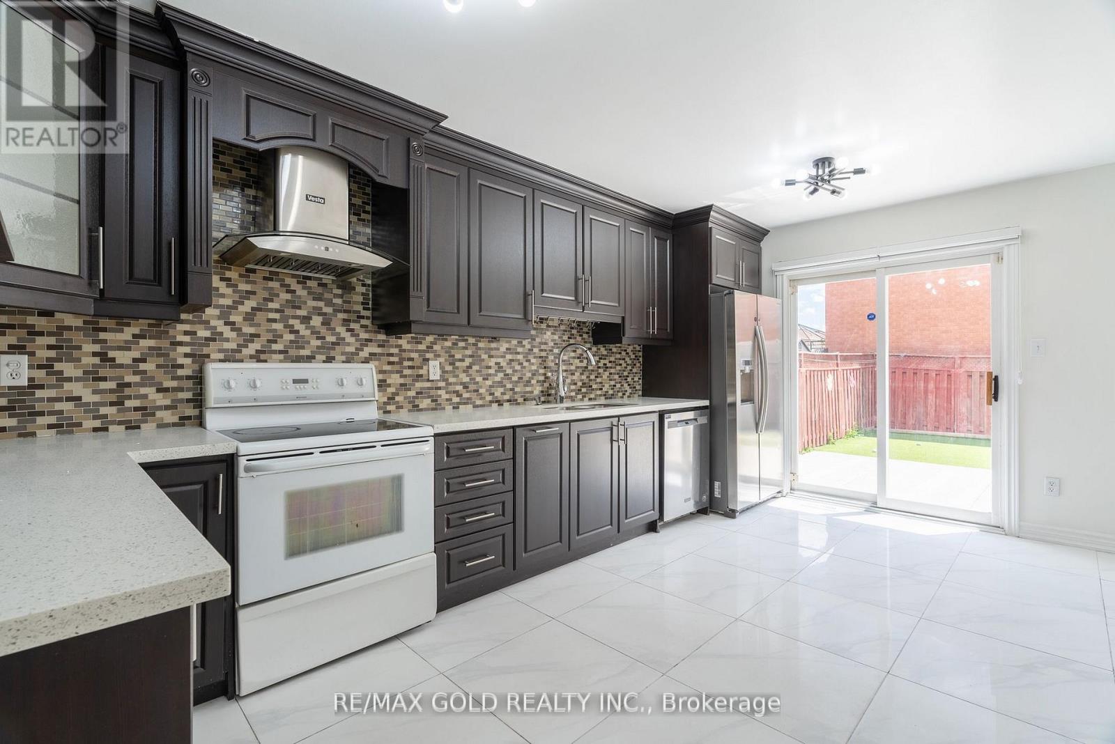 51 Tigerlily Place, Brampton, Ontario  L6R 2C8 - Photo 10 - W12992936