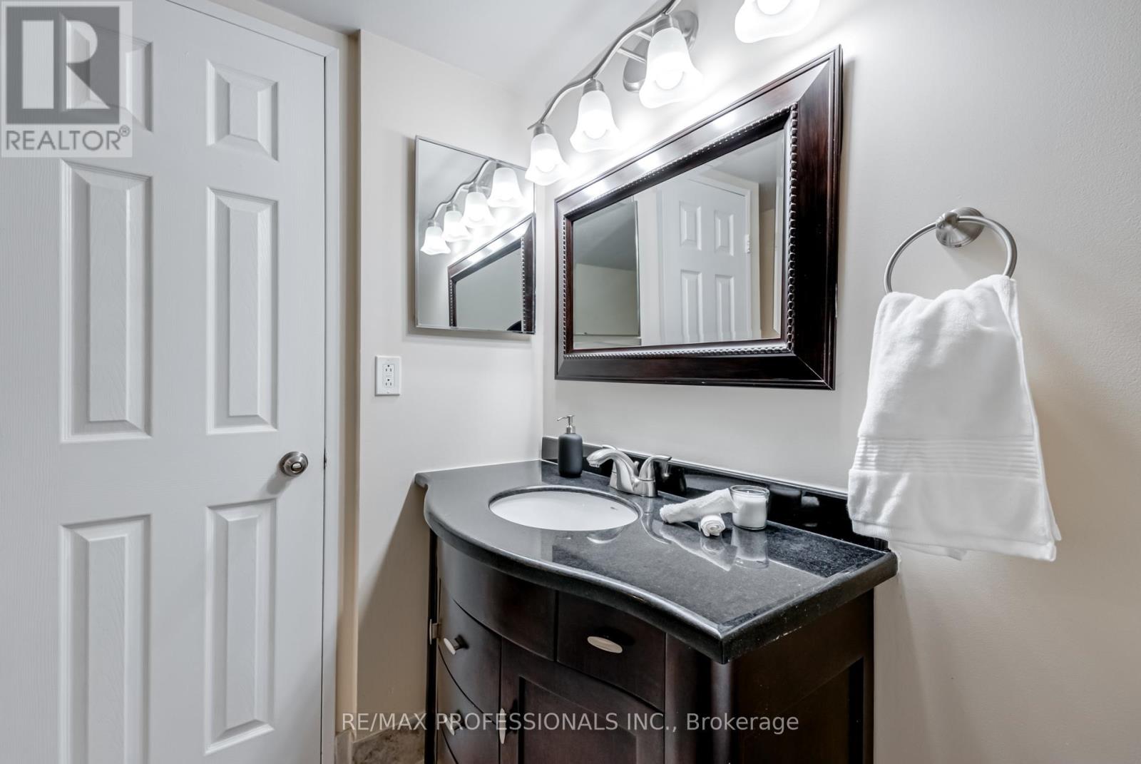 1703 - 700 Constellation Drive, Mississauga, Ontario  L5R 3G8 - Photo 24 - W12992988