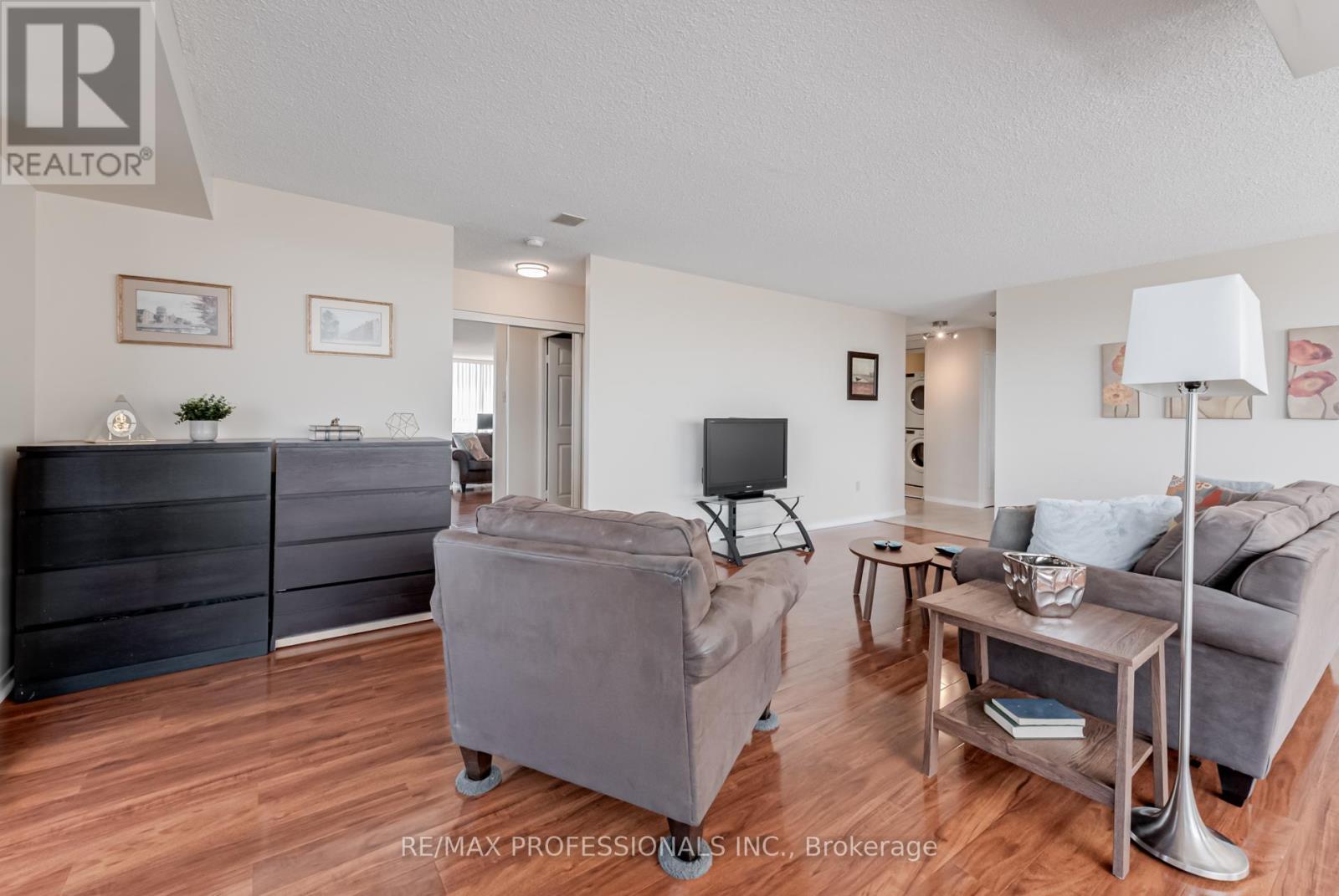 1703 - 700 Constellation Drive, Mississauga, Ontario  L5R 3G8 - Photo 4 - W12992988