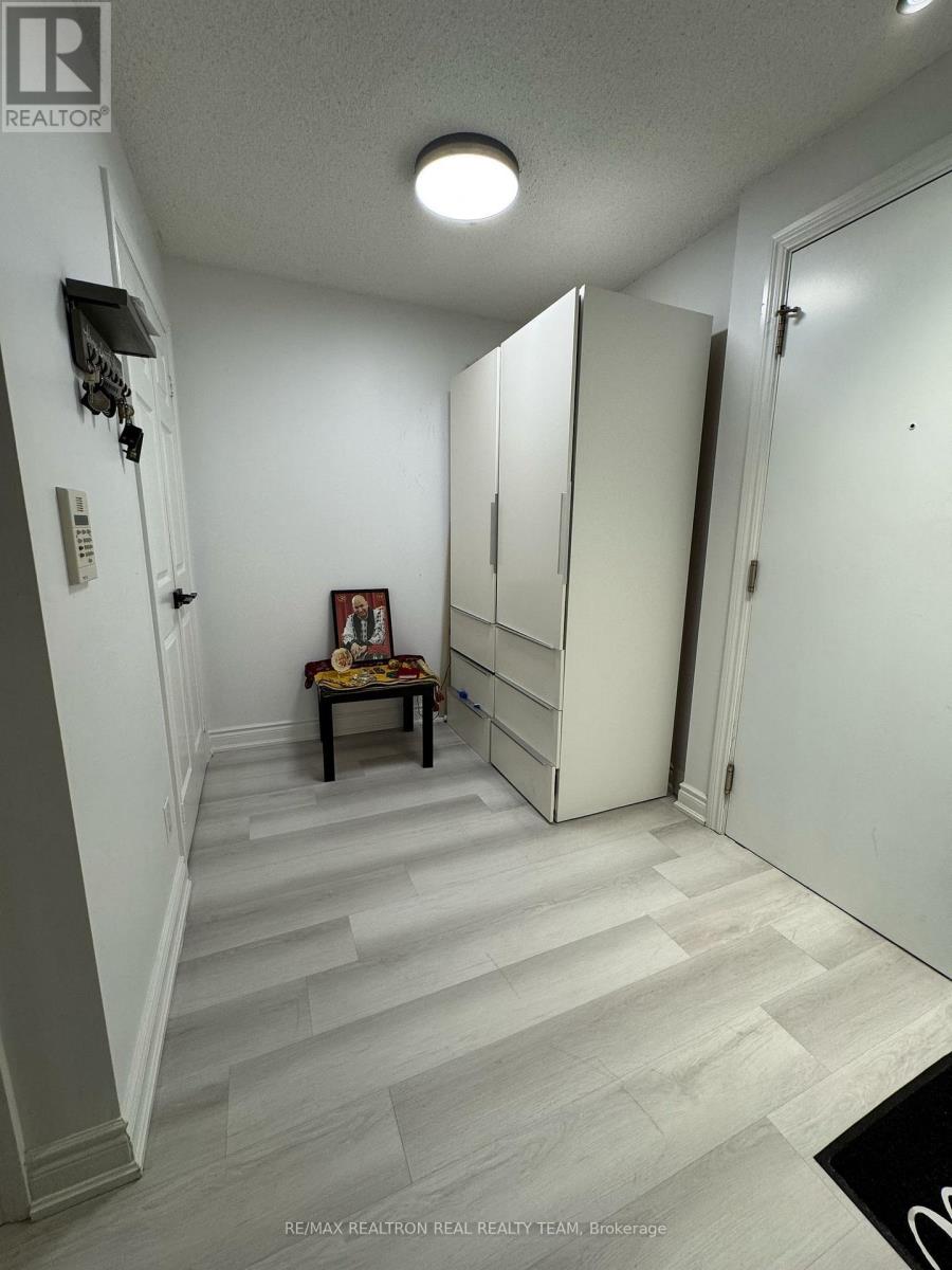 1810 - 310 Burnhamthorpe Road W, Mississauga, Ontario L5B 4P9 - Photo 5 - W12992994