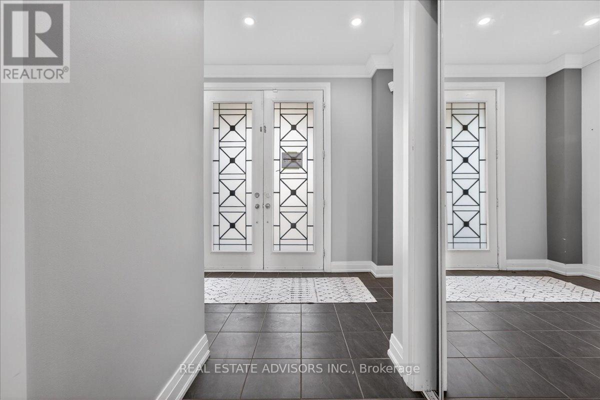 39 Unwind Crescent, Brampton, Ontario  L6X 0B3 - Photo 4 - W12993042