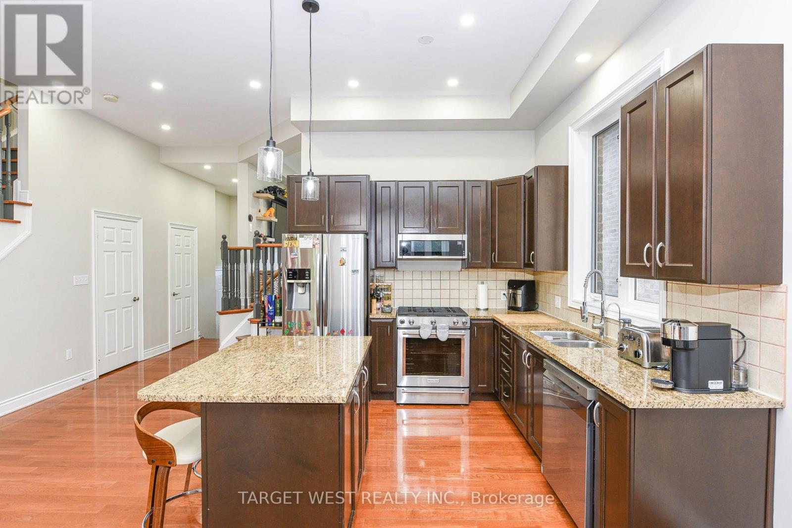 87 Park Street W, Mississauga, Ontario  L5H 1L2 - Photo 9 - W12993132