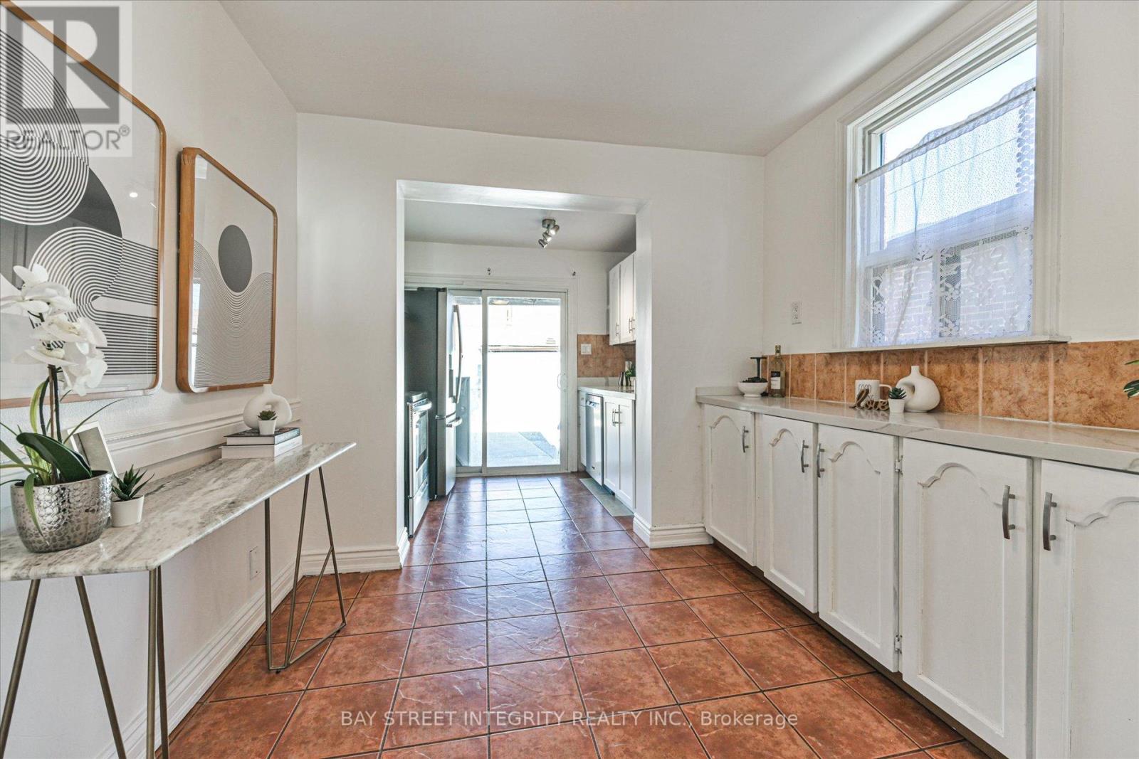 5 Regent Street, Toronto, Ontario  M6N 3N6 - Photo 7 - W12992122