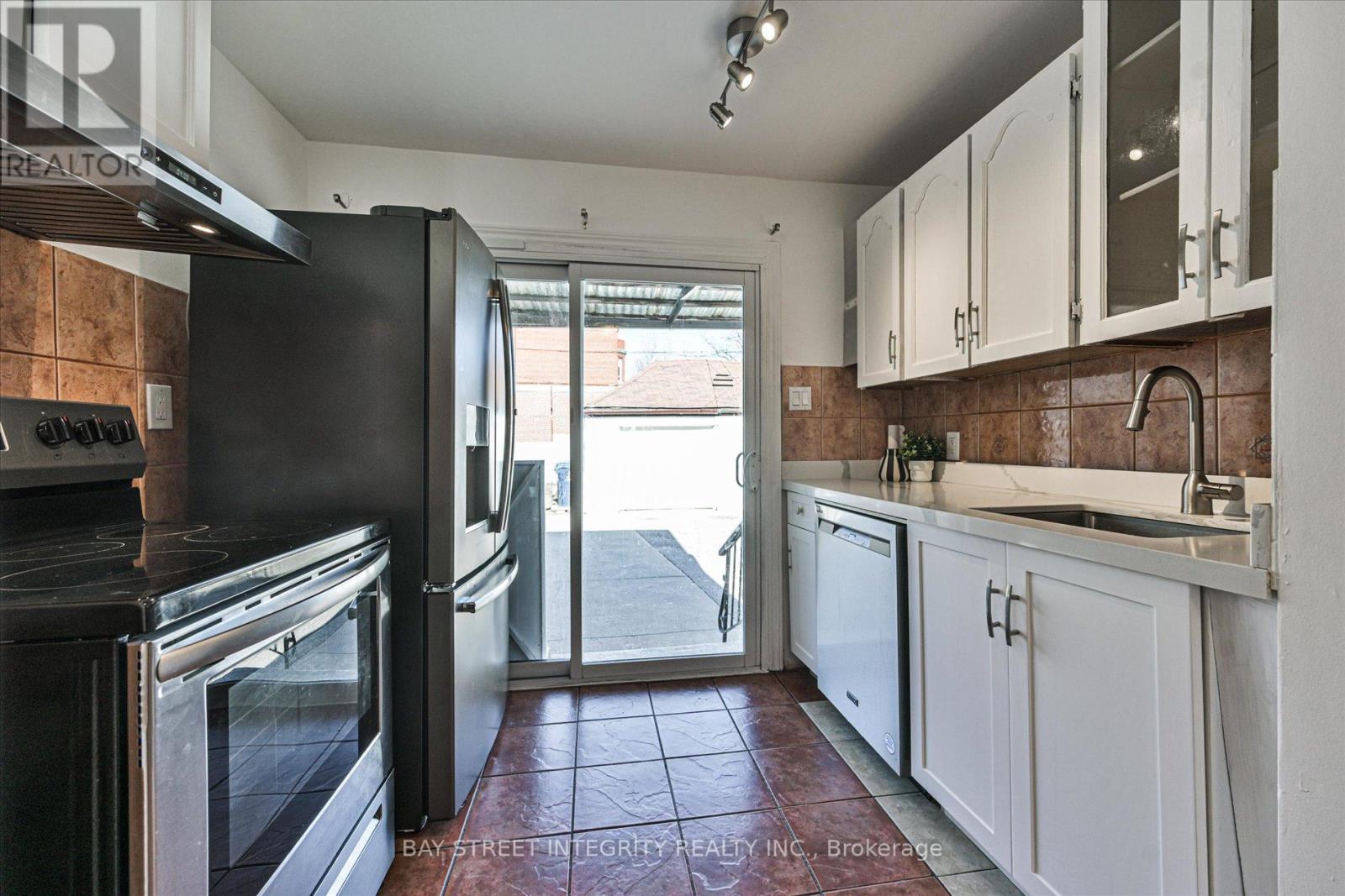 5 Regent Street, Toronto, Ontario  M6N 3N6 - Photo 9 - W12992122