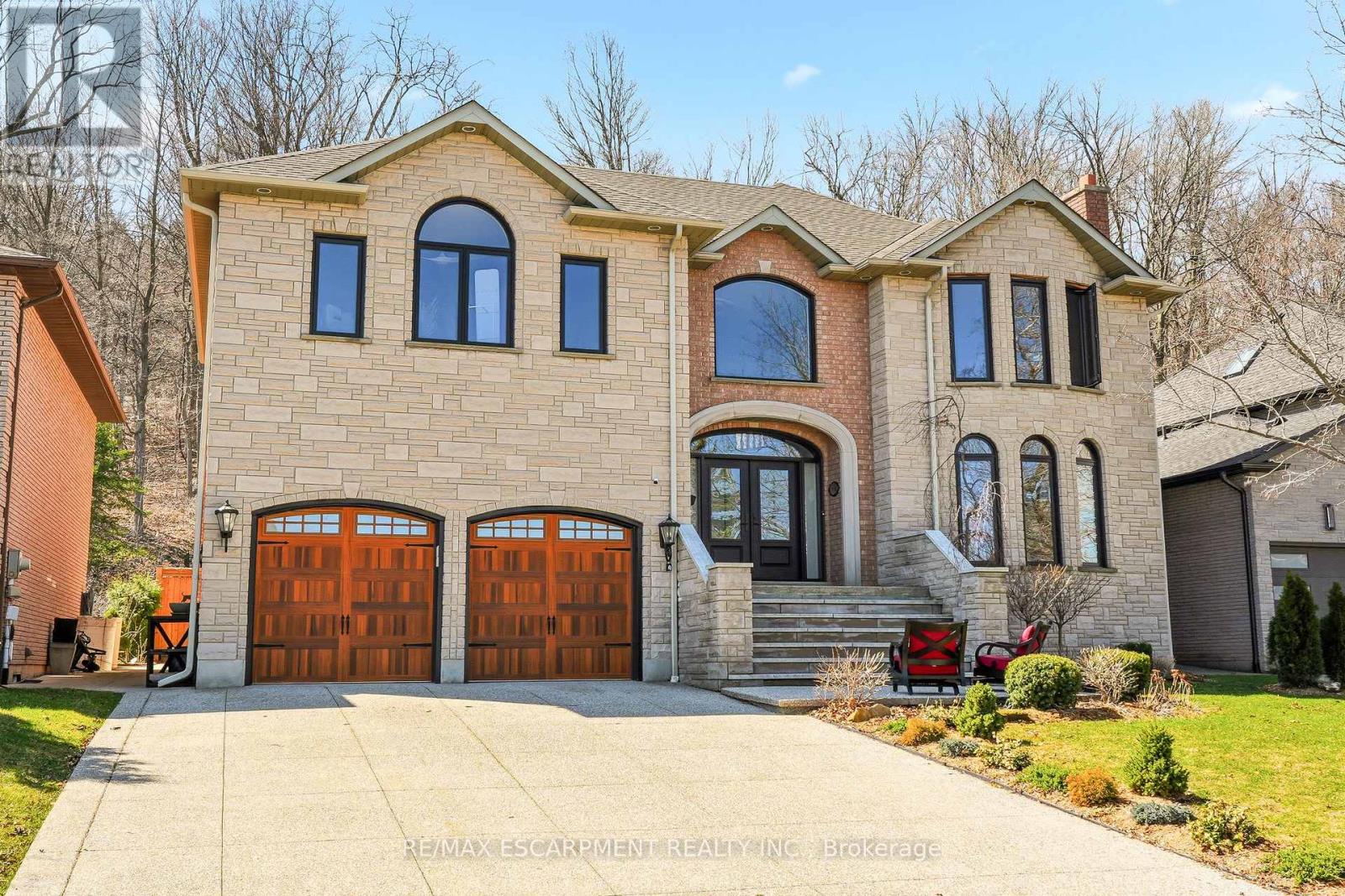 82 Maple Drive, Hamilton, Ontario  L8G 3C2 - Photo 3 - X12992998