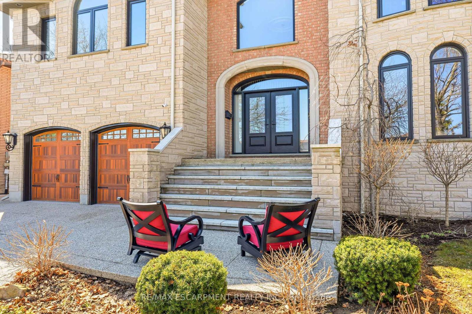 82 Maple Drive, Hamilton, Ontario  L8G 3C2 - Photo 4 - X12992998