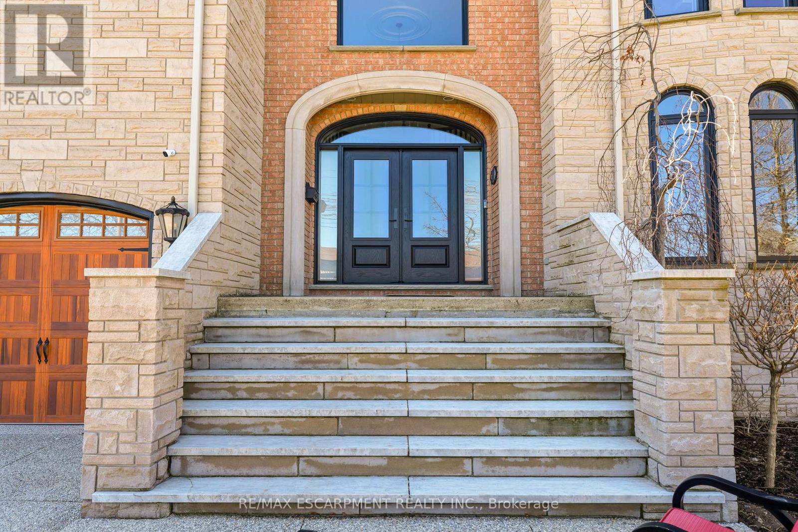 82 Maple Drive, Hamilton, Ontario  L8G 3C2 - Photo 5 - X12992998