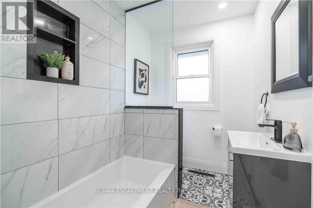 67 Toby Crescent, Hamilton, Ontario  L8T 2N9 - Photo 24 - X12993046