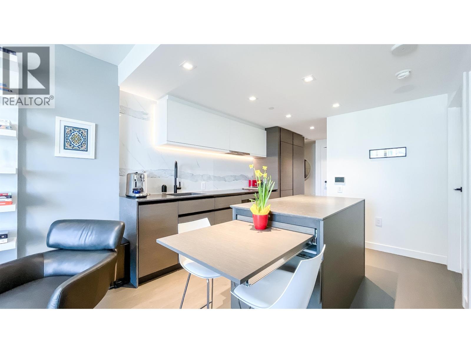 1705 620 Cardero Street, Vancouver, British Columbia  V6G 0C7 - Photo 2 - R3110625