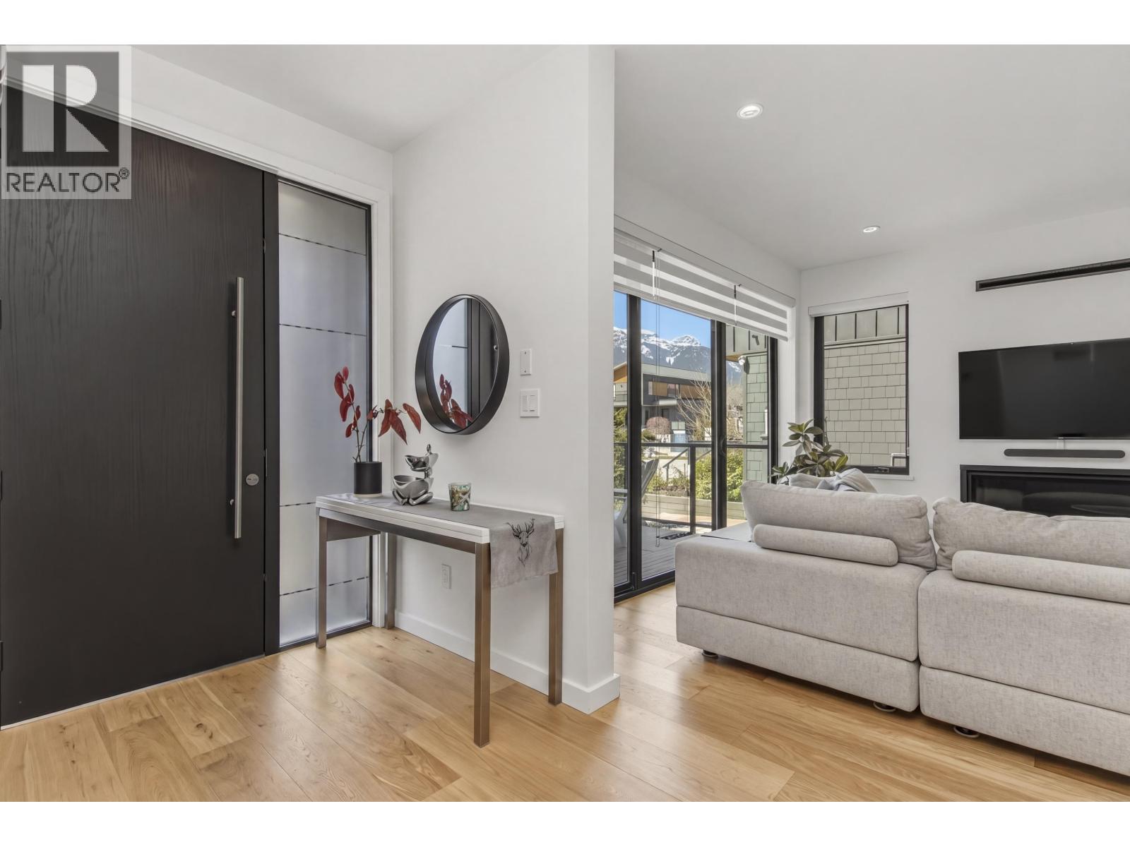 40830 The Crescent, Squamish, British Columbia  V8B 1B1 - Photo 4 - R3110655