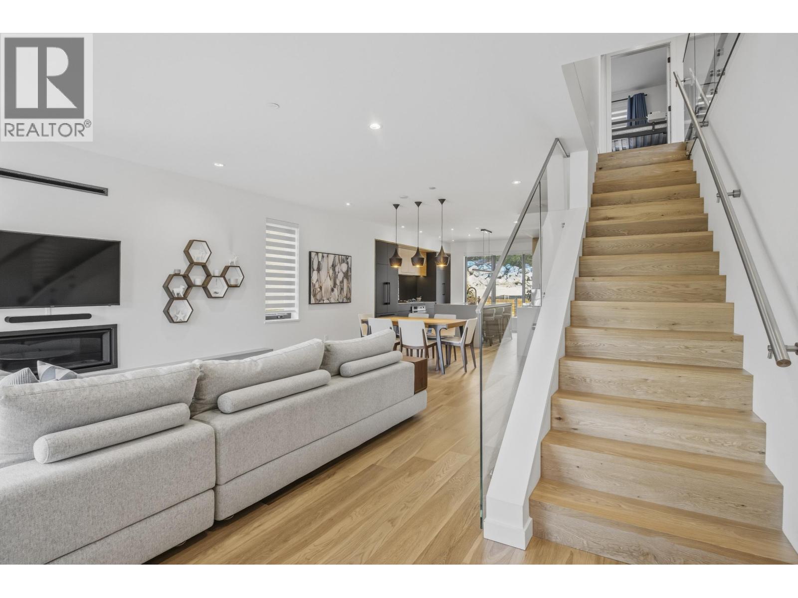 40830 The Crescent, Squamish, British Columbia  V8B 1B1 - Photo 5 - R3110655