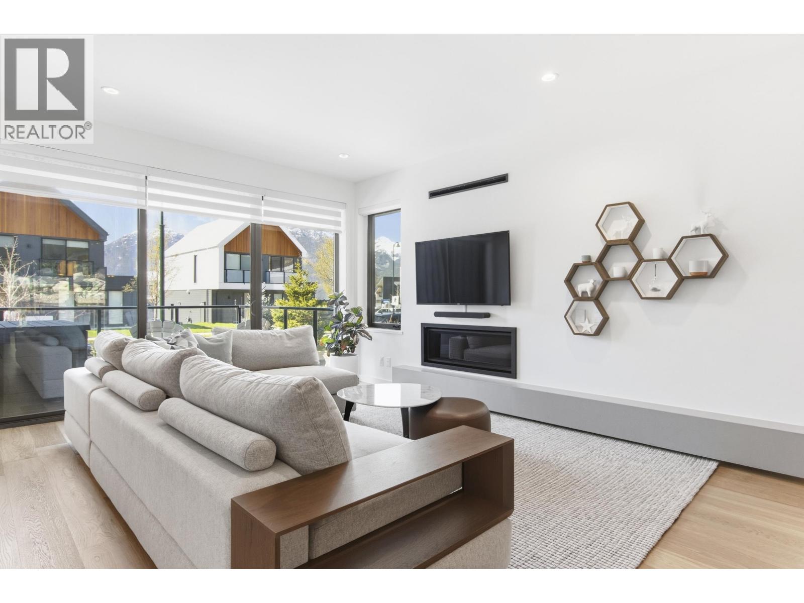 40830 The Crescent, Squamish, British Columbia  V8B 1B1 - Photo 8 - R3110655