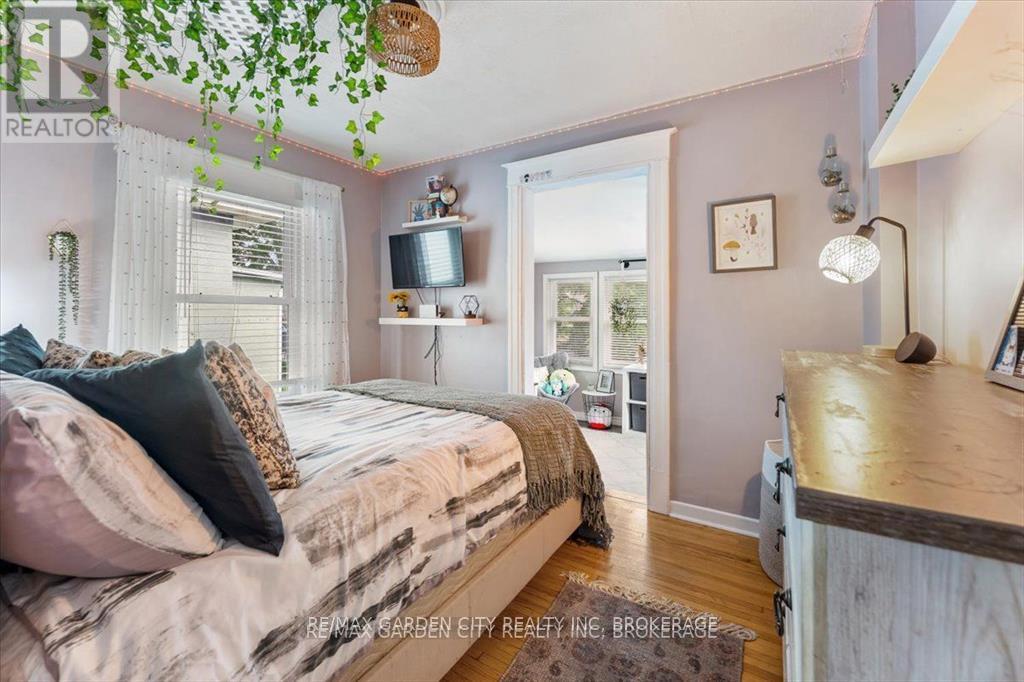 22 Chaplin Avenue, St. Catharines, Ontario  L2R 2E6 - Photo 15 - X12879444