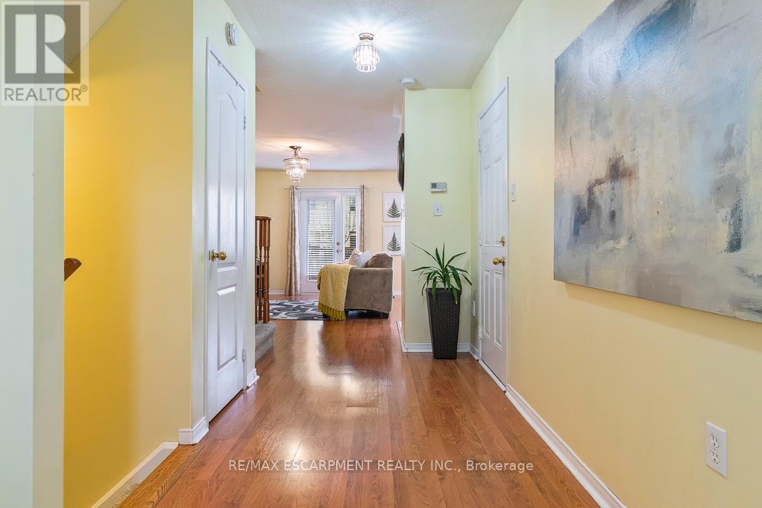 32 Admiral Crescent, Essa, Ontario  L0M 1B4 - Photo 3 - N12993194