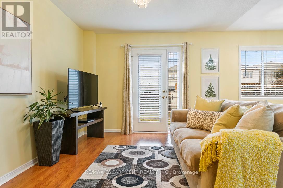 32 Admiral Crescent, Essa, Ontario  L0M 1B4 - Photo 4 - N12993194