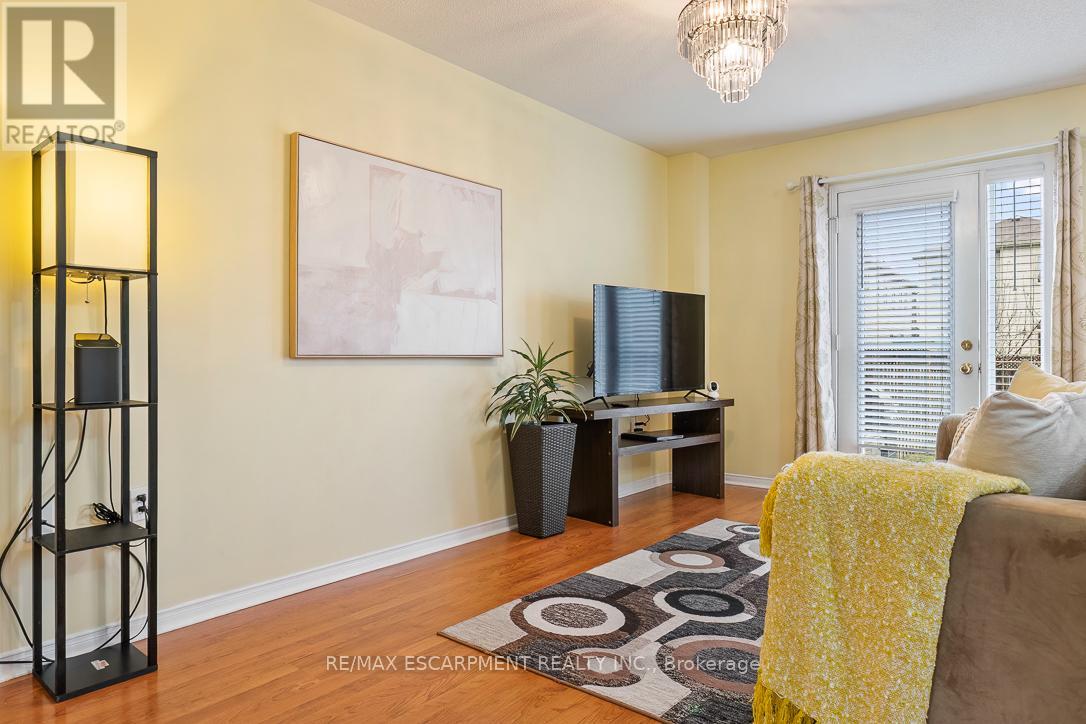 32 Admiral Crescent, Essa, Ontario  L0M 1B4 - Photo 5 - N12993194