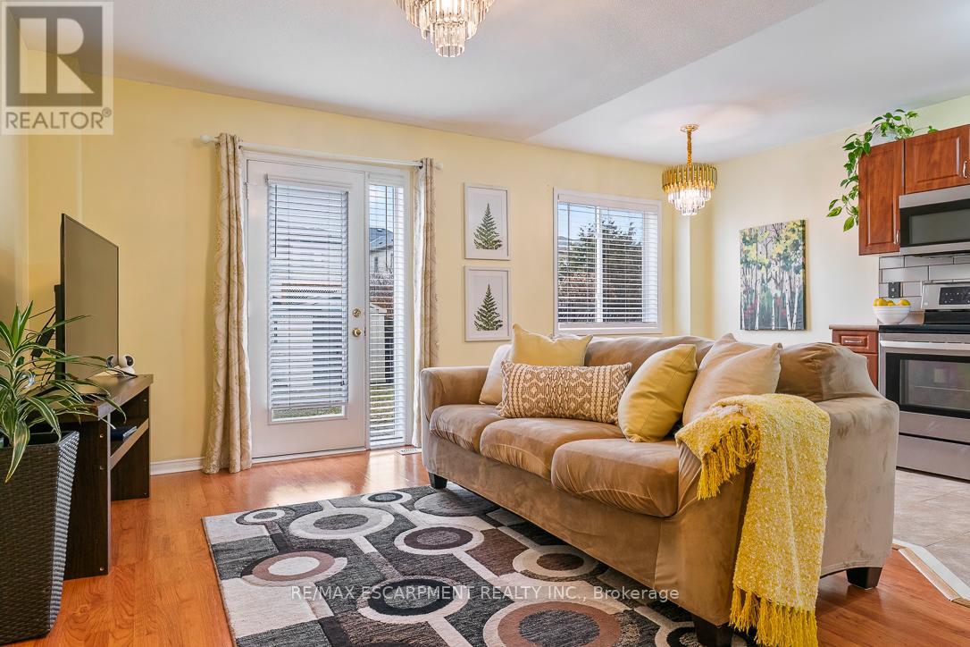 32 Admiral Crescent, Essa, Ontario  L0M 1B4 - Photo 6 - N12993194