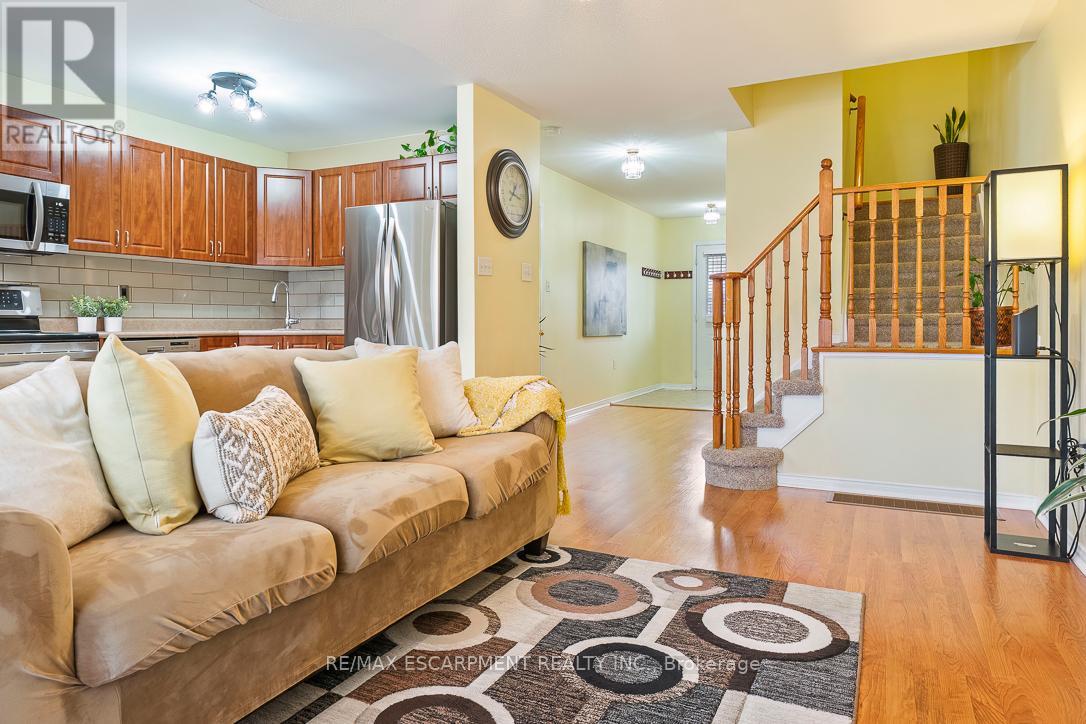 32 Admiral Crescent, Essa, Ontario  L0M 1B4 - Photo 7 - N12993194