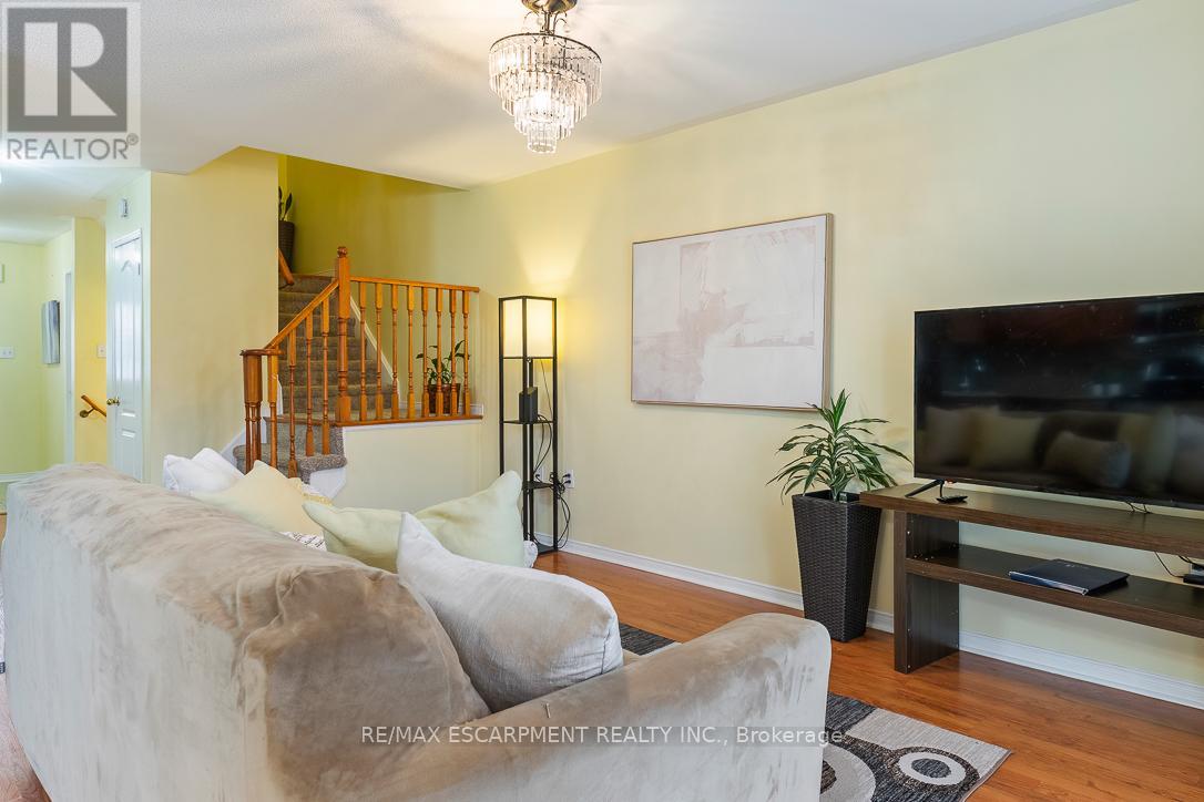 32 Admiral Crescent, Essa, Ontario  L0M 1B4 - Photo 8 - N12993194