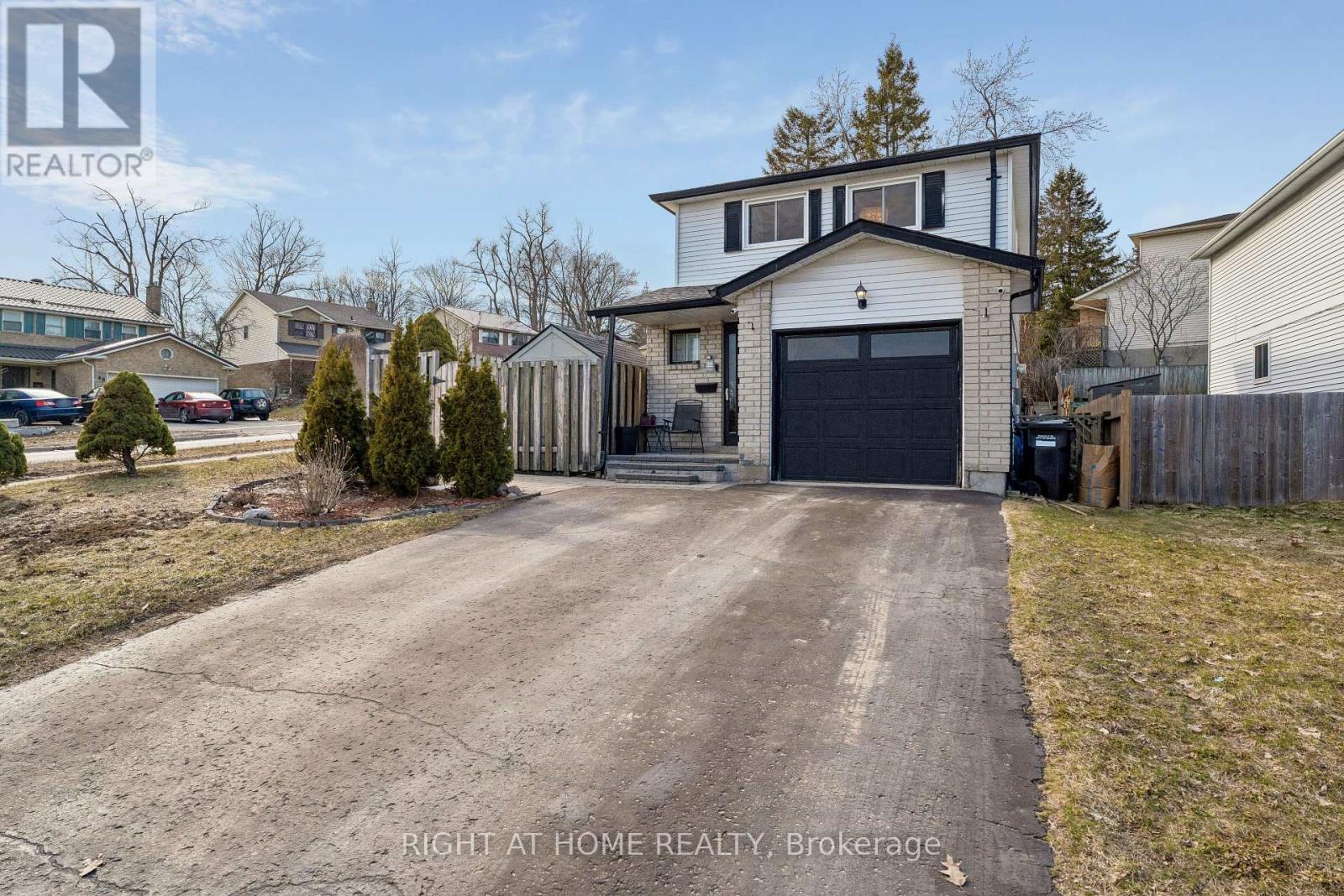 56 Hemingway Crescent, Barrie, Ontario  L4N 5G1 - Photo 2 - S12993196