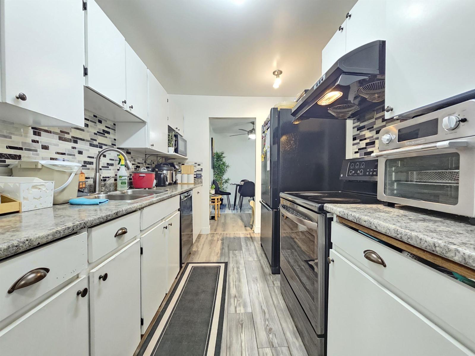 206 10698 151a Street, Surrey, British Columbia  V3R 8T5 - Photo 3 - R3100142