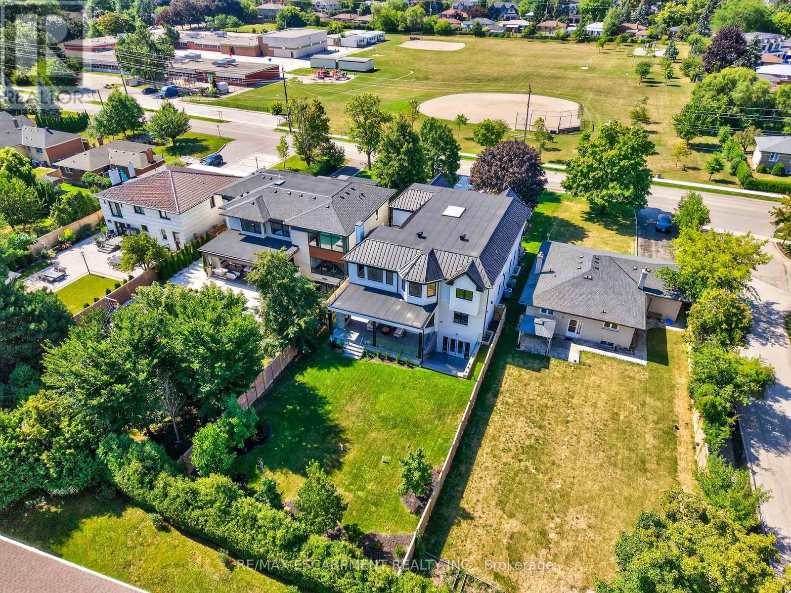 221 Morden Road, Oakville, Ontario L6K 2S2 - Photo 47 - W12993174