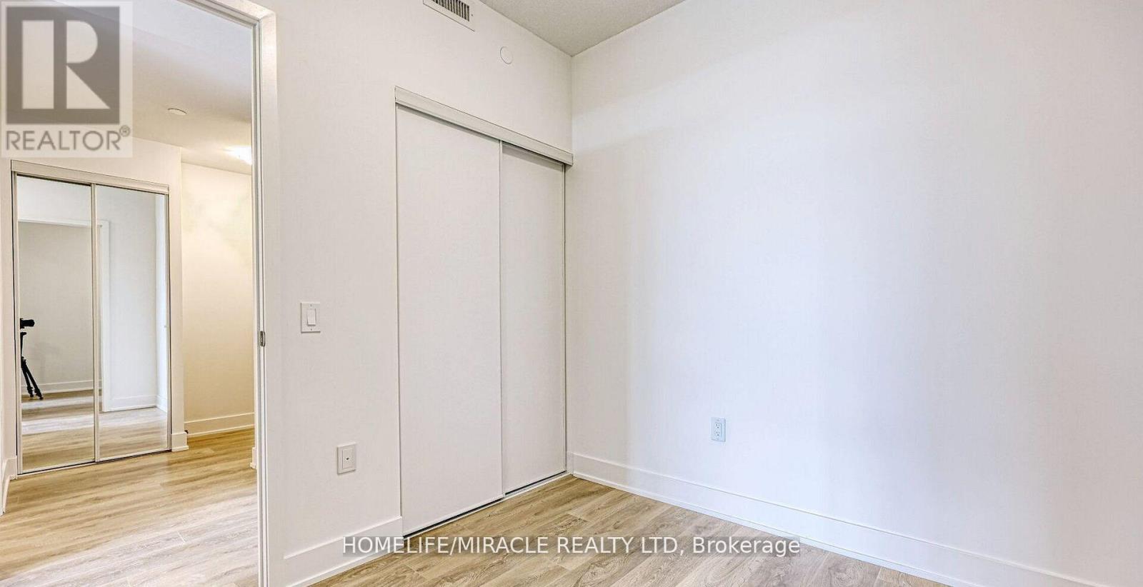 801 - 202 Burnhamthorpe Road E, Mississauga, Ontario  L5A 0B2 - Photo 17 - W12993230