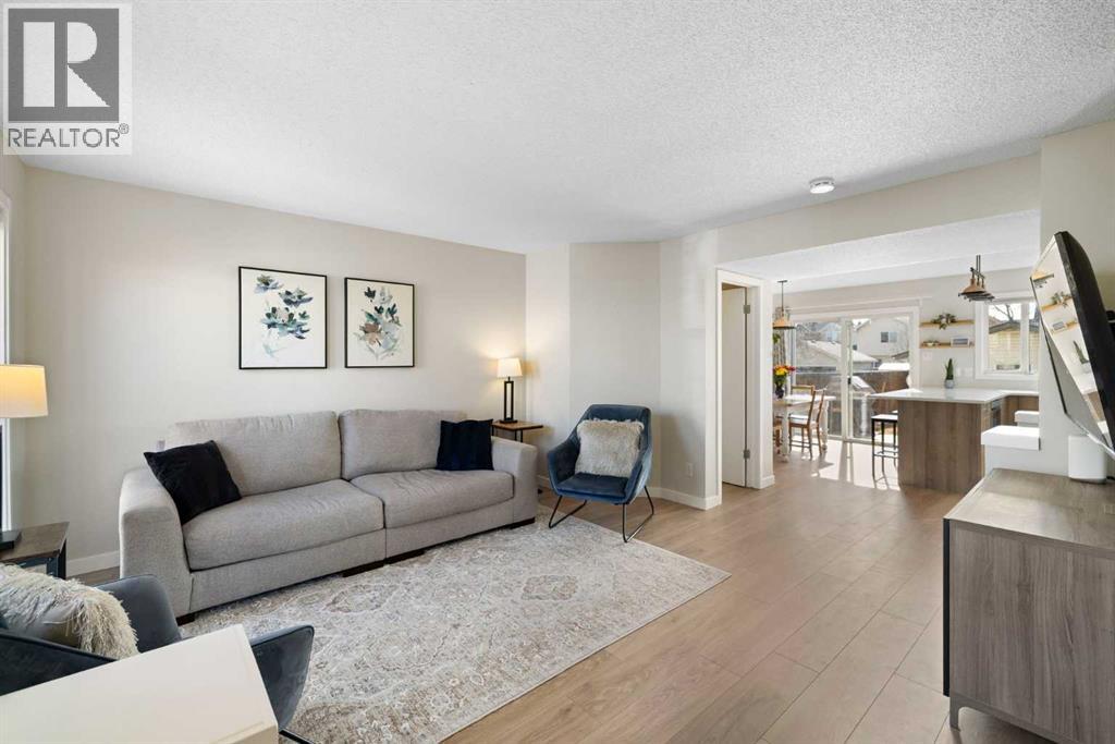 9 Elgin Mews Se, Calgary, Alberta  T2Z 4J9 - Photo 6 - A2294539