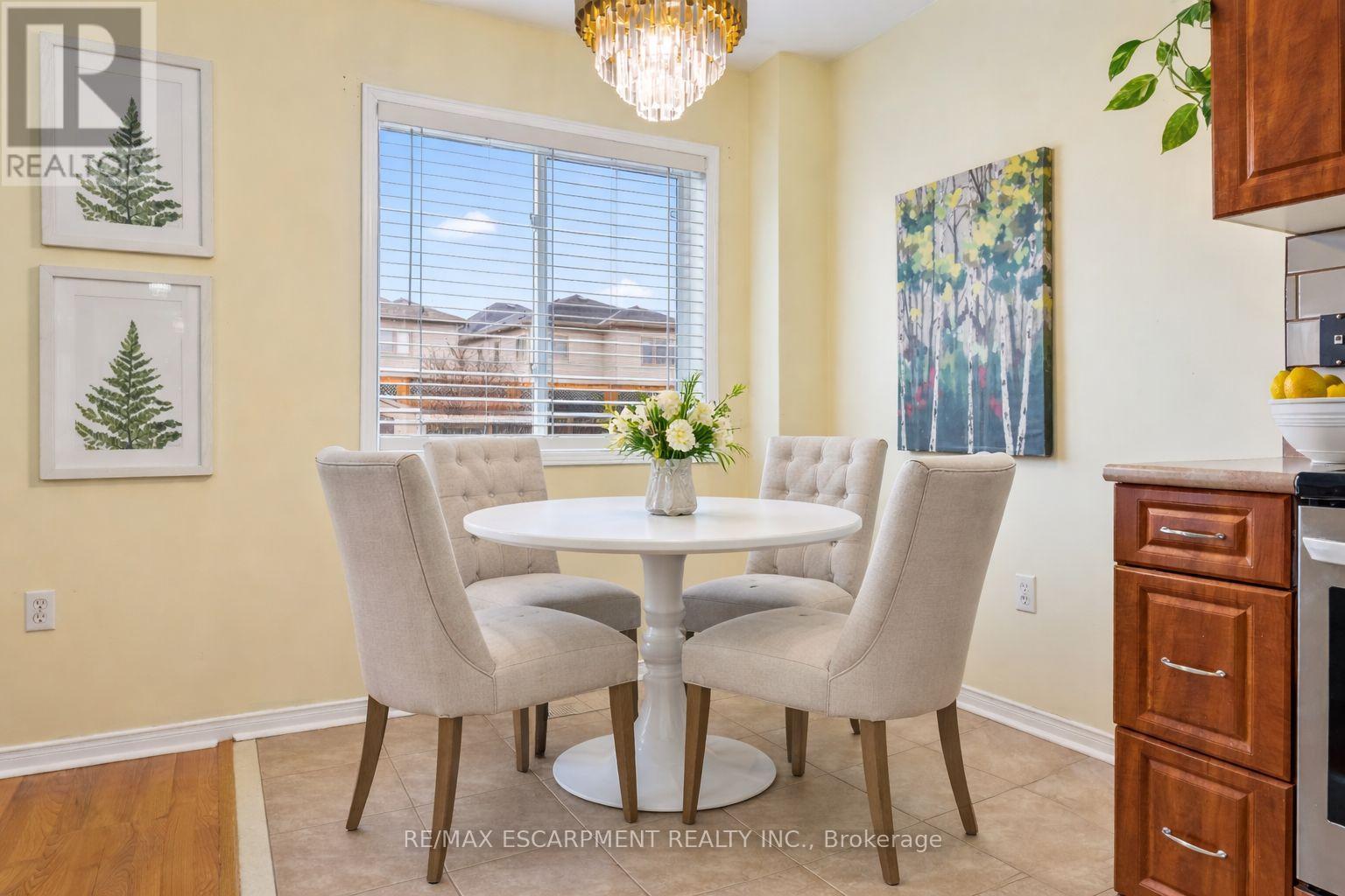 32 Admiral Crescent, Essa, Ontario  L0M 1B4 - Photo 11 - N12993194