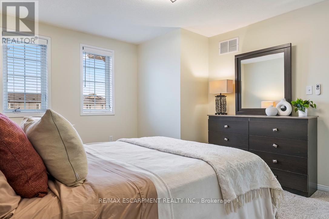 32 Admiral Crescent, Essa, Ontario  L0M 1B4 - Photo 17 - N12993194