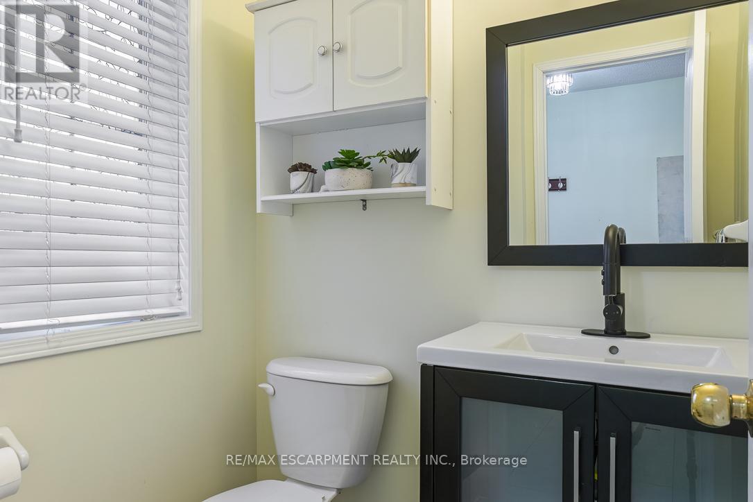 32 Admiral Crescent, Essa, Ontario  L0M 1B4 - Photo 14 - N12993194