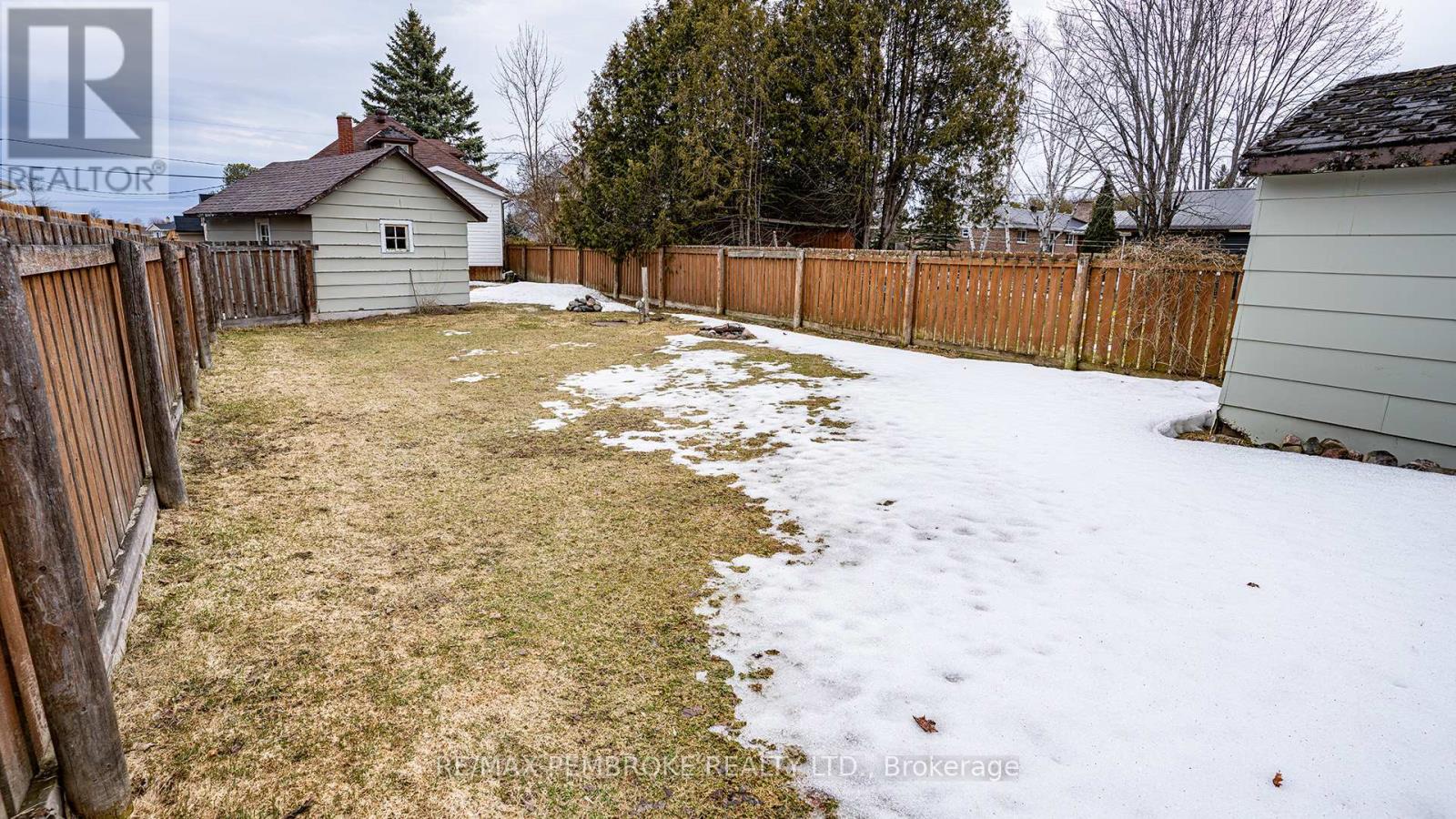 206 Golf Course Road, Laurentian Valley, Ontario K8A 7B3 - Photo 10 - X12790992