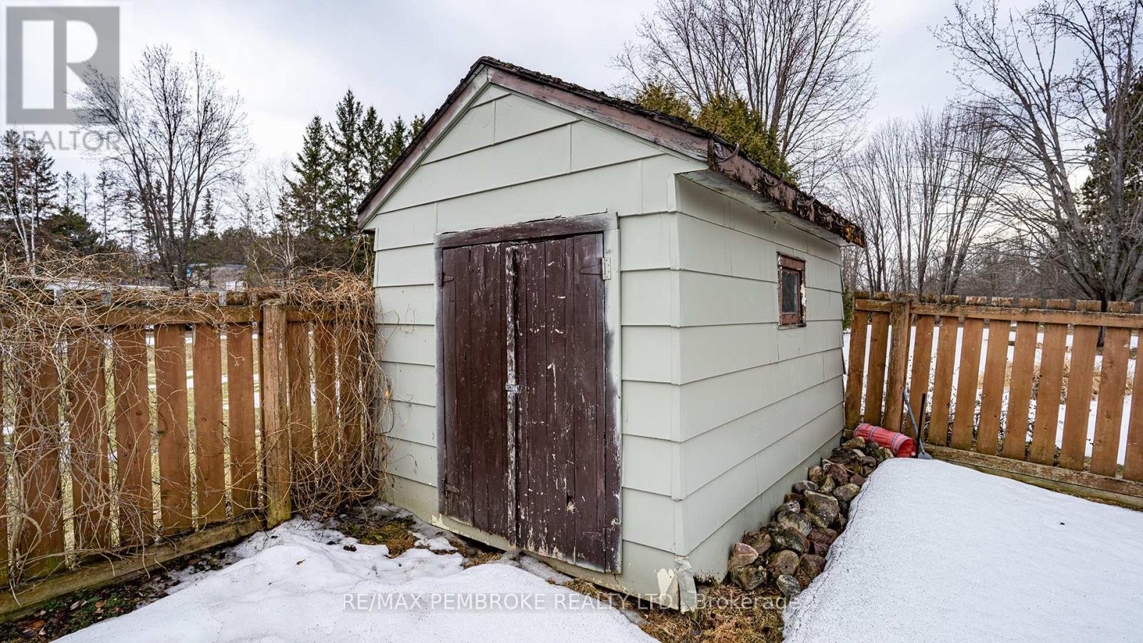 206 Golf Course Road, Laurentian Valley, Ontario K8A 7B3 - Photo 11 - X12790992