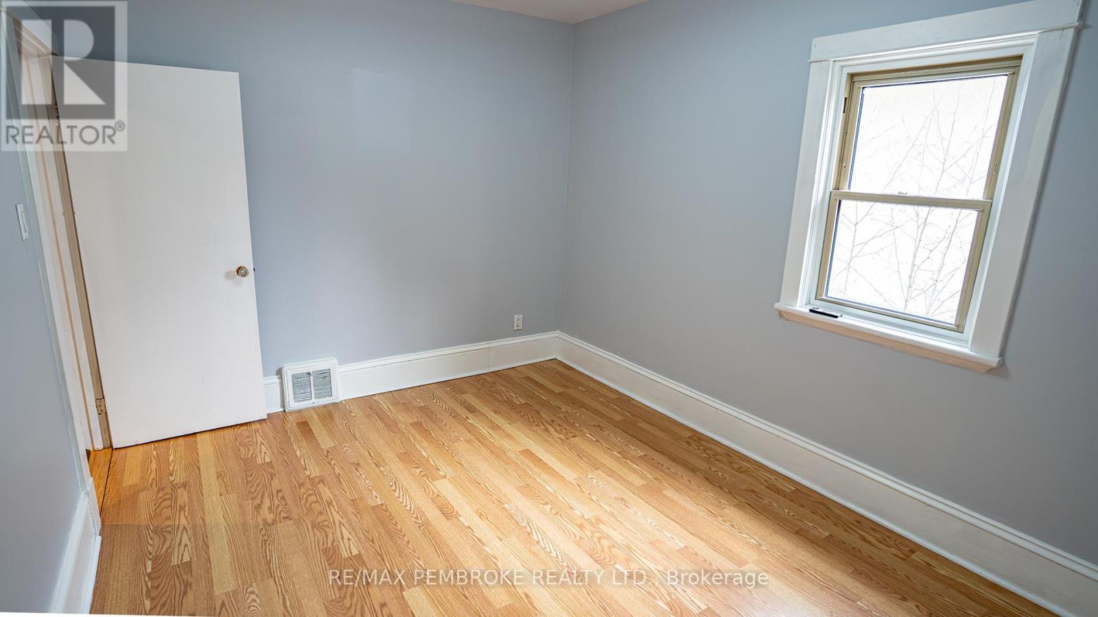 206 Golf Course Road, Laurentian Valley, Ontario K8A 7B3 - Photo 20 - X12790992