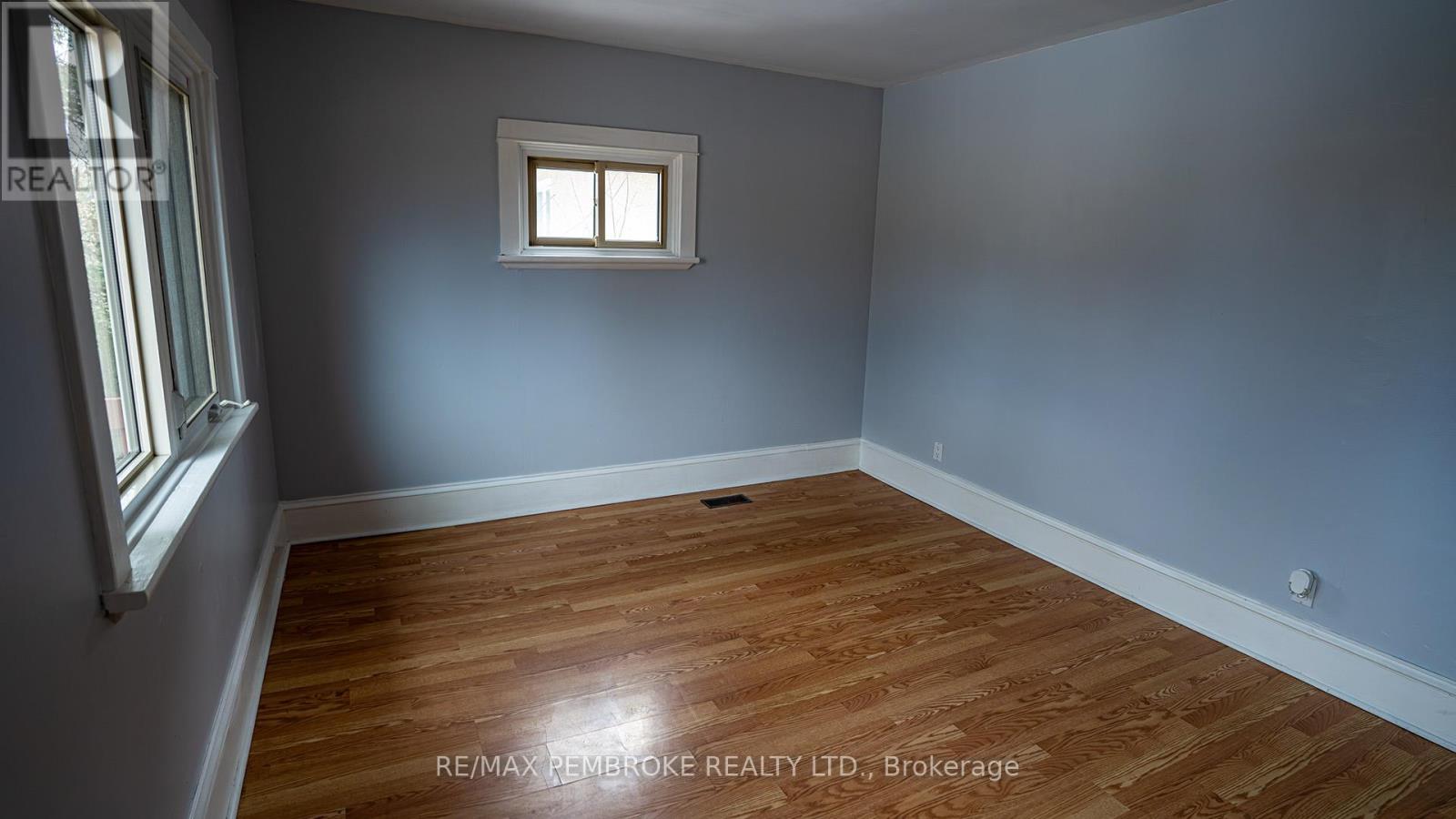 206 Golf Course Road, Laurentian Valley, Ontario K8A 7B3 - Photo 13 - X12790992