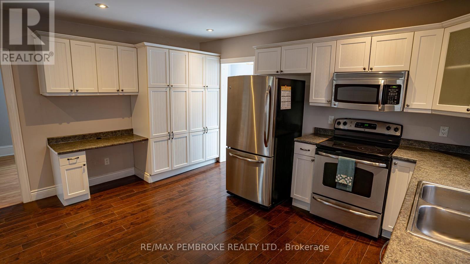 206 Golf Course Road, Laurentian Valley, Ontario K8A 7B3 - Photo 17 - X12790992